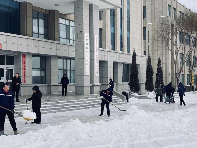 不畏嚴寒，除雪保安全出行